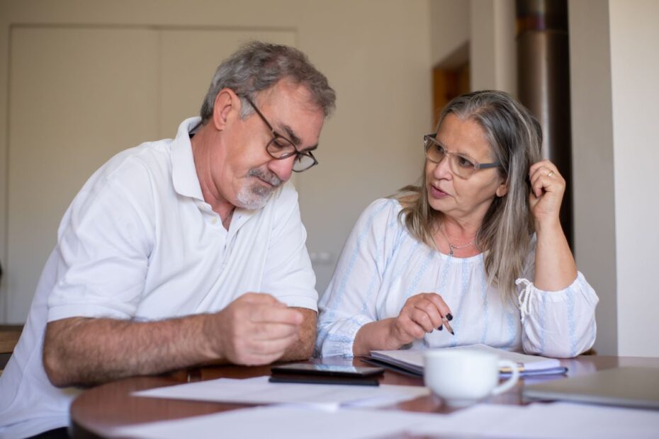 Casal de idosos analisando documentos da aposentadoria